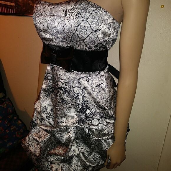 NWT rue21 black and white silky no sleeve dress - Picture 4 of 7